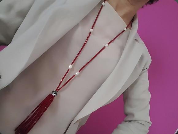 Colar de Mini Cristais na Cor Vermelha com Pérolas e Tassel
