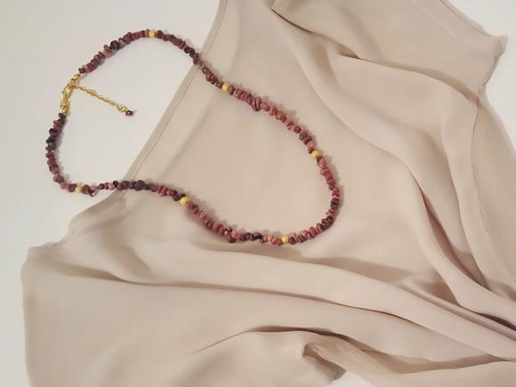 Colar de Pedra Natural Morganite com Entremeio Dourado