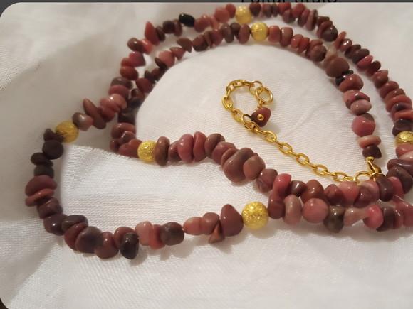 Colar de Pedra Natural Morganite com Entremeio Dourado