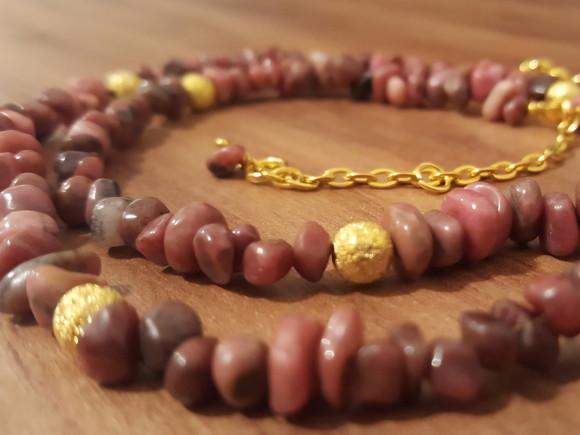 Colar de Pedra Natural Morganite com Entremeio Dourado