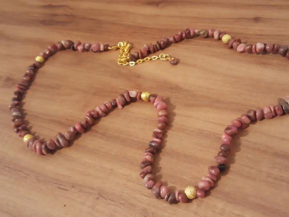 Colar de Pedra Natural Morganite com Entremeio Dourado
