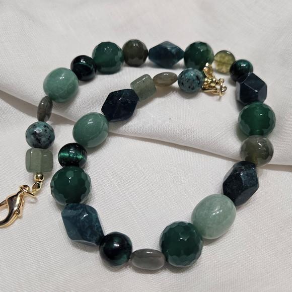 Colar de Pedras Naturais Ágata e Jade em Tons Verde