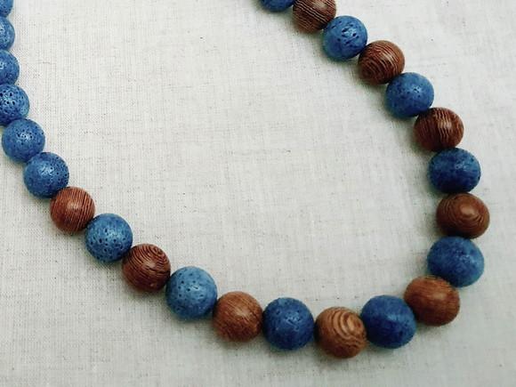 Colar de Pedras Naturais Coral Azul e Bolas de Madeira
