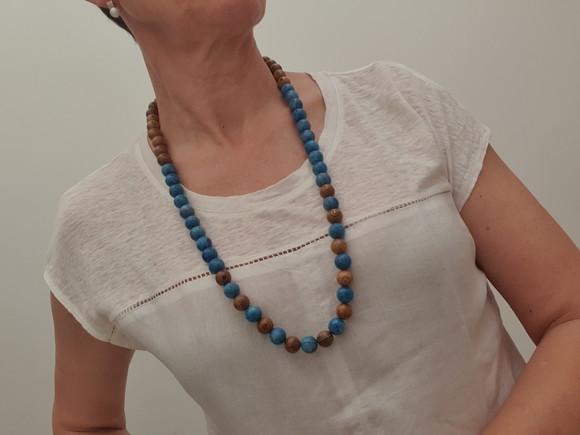 Colar de Pedras Naturais Coral Azul e Bolas de Madeira