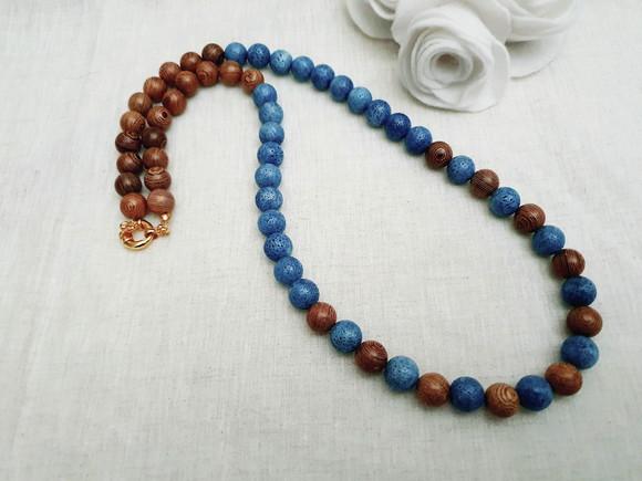 Colar de Pedras Naturais Coral Azul e Bolas de Madeira