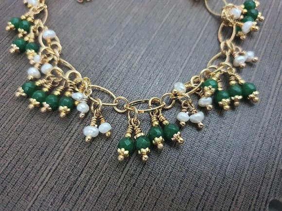 Colar de Pedras Naturais Jade Esmeralda e Mini Pérolas