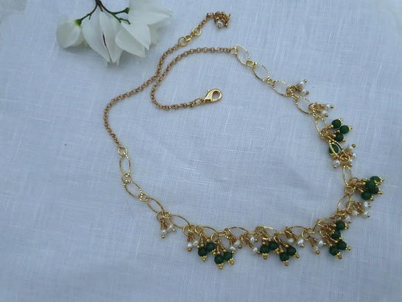 Colar de Pedras Naturais Jade Esmeralda e Mini Pérolas