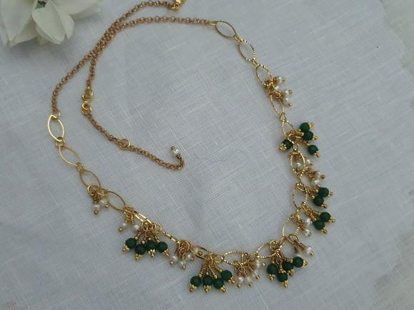 Colar de Pedras Naturais Jade Esmeralda e Mini Pérolas