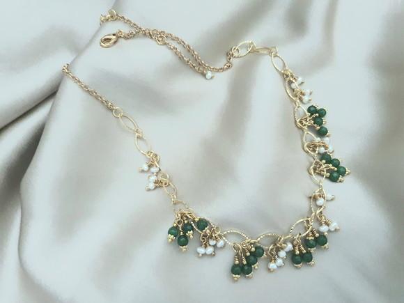 Colar de Pedras Naturais Jade Esmeralda e Mini Pérolas