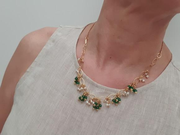 Colar de Pedras Naturais Jade Esmeralda e Mini Pérolas