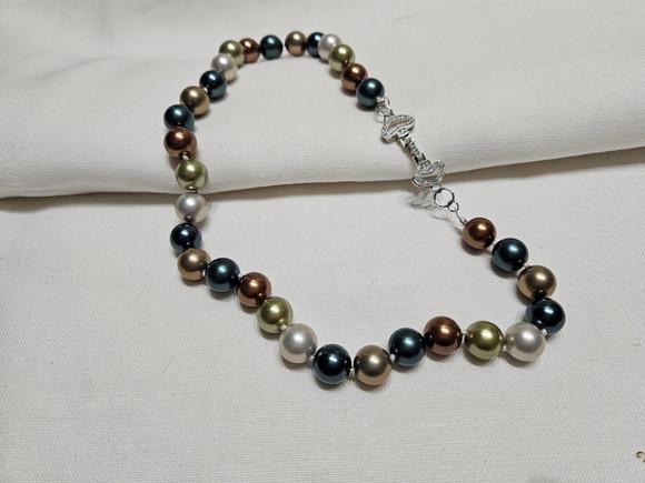 Colar de Pérolas Coloridas com Fecho Cravejado