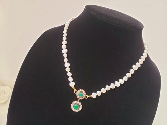 Colar de Pérolas com Entremeio em Cristal Esmeralda