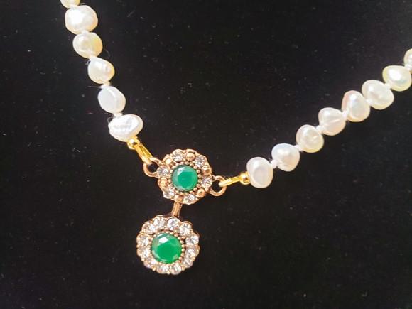 Colar de Pérolas com Entremeio em Cristal Esmeralda