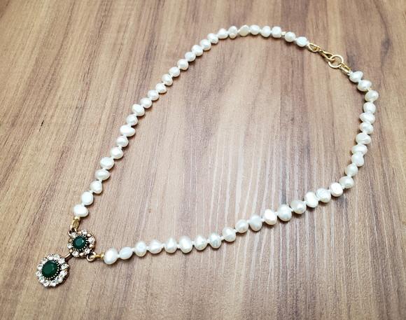 Colar de Pérolas com Entremeio em Cristal Esmeralda