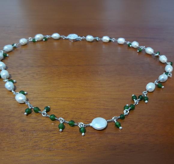 Colar de Pérolas de Água Doce com Jade Esmeralda