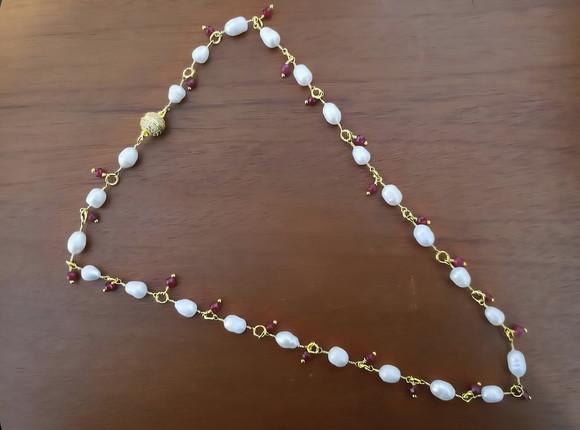 Colar de Pérolas de Água Doce e Pedras Naturais Jade Rubi
