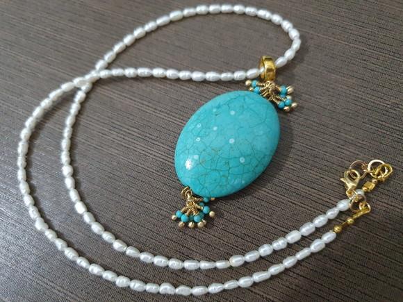 Colar de Pérolas e Hawlita Azul Turquesa