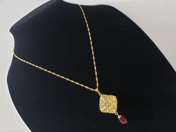 Colar Delicado Banhado Vazado com Cristal Rubi