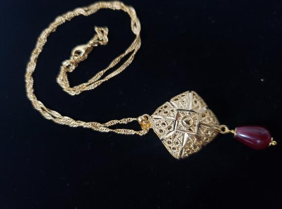 Colar Delicado Banhado Vazado com Cristal Rubi