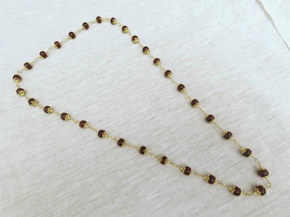 Colar Dourado com Bolas Vinho