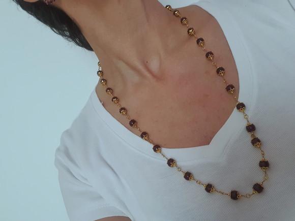 Colar Dourado com Bolas Vinho