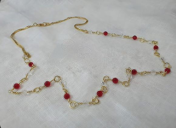 Colar Dourado com Cristais Coloridos