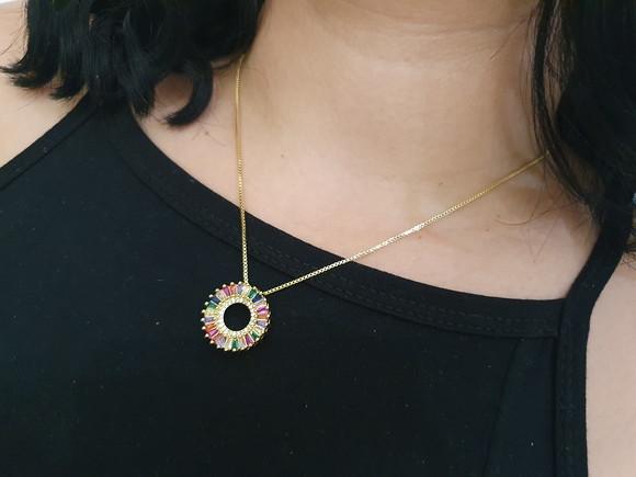 Colar Dourado com Cristais Coloridos