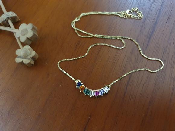 Colar Dourado com Cristais Coloridos