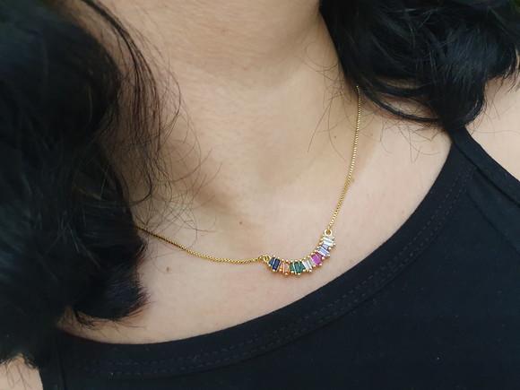 Colar Dourado com Cristais Coloridos
