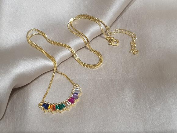 Colar Dourado com Cristais Coloridos