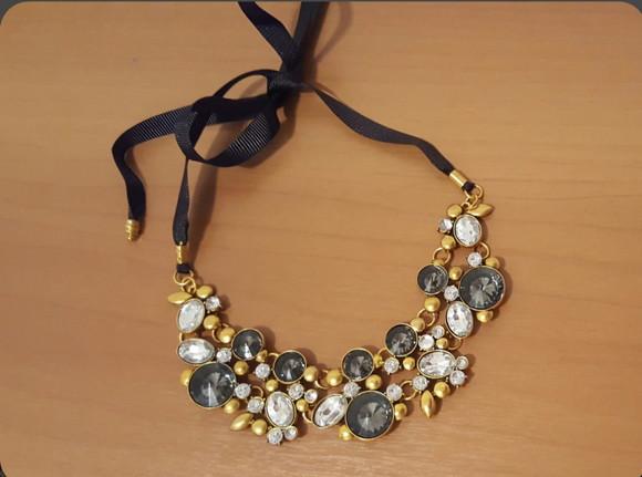 Colar Dourado com Cristais Incolores e Fumê