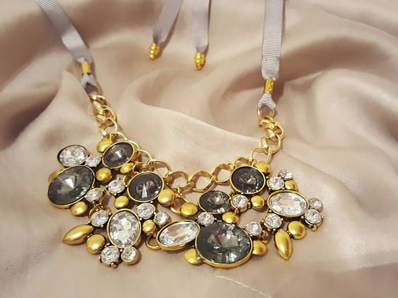 Colar Dourado com Cristais Incolor e Fumê