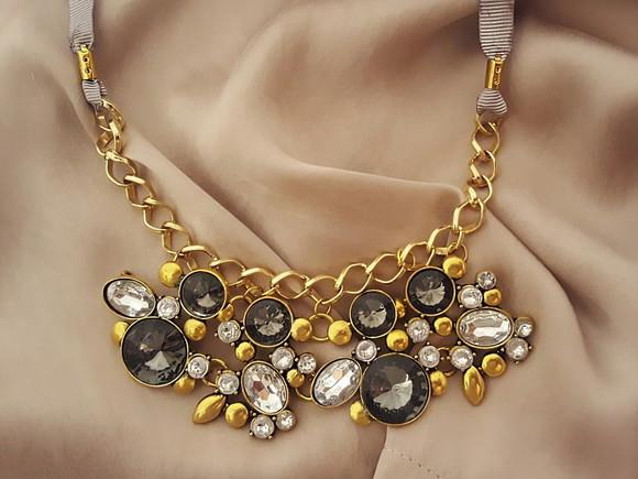 Colar Dourado com Cristais Incolor e Fumê