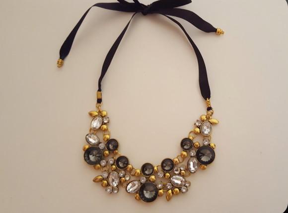 Colar Dourado com Cristais Incolores e Fumê