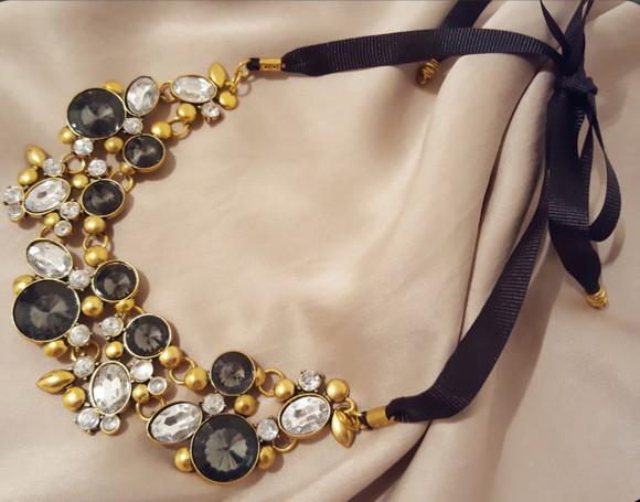Colar Dourado com Cristais Incolores e Fumê