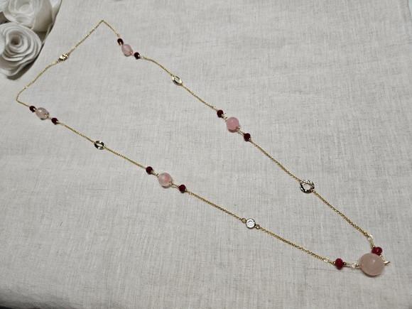 Colar Dourado com Cristais Rubi e Pedras Quartzo Rosa