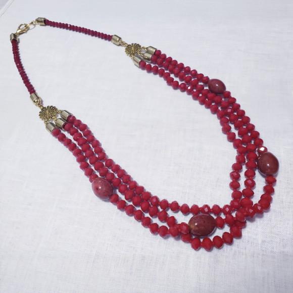 Colar Dourado com Cristais Vermelho