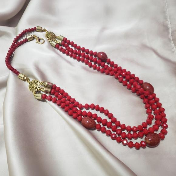 Colar Dourado com Cristais Vermelho