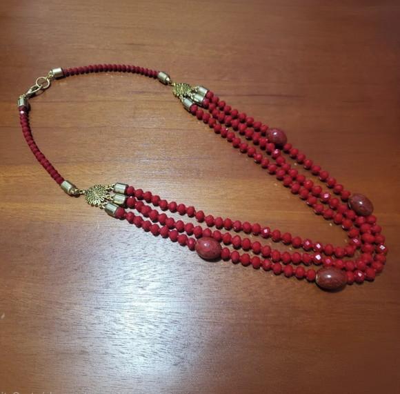 Colar Dourado com Cristais Vermelho