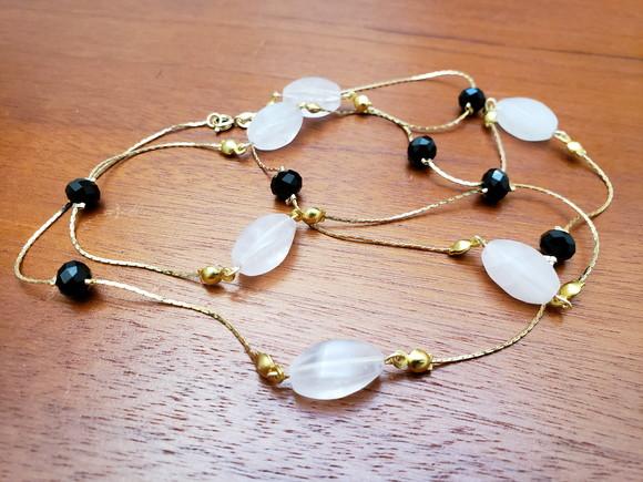Colar Dourado com Cristal e Quartzo Rosa