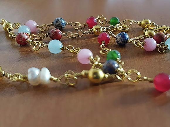 Colar Dourado com Pedras Naturais