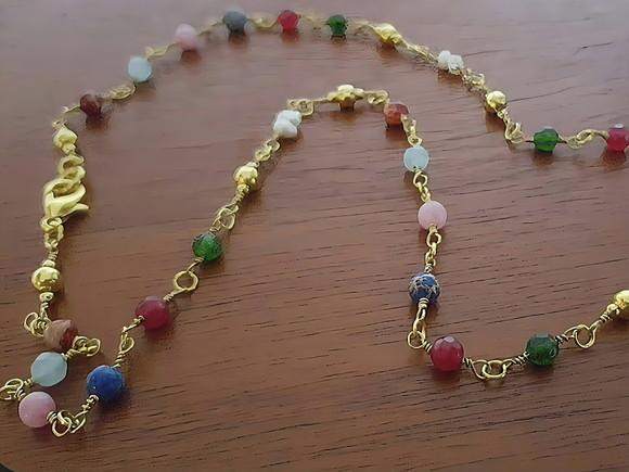 Colar Dourado com Pedras Naturais