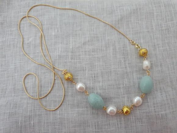 Colar Dourado com Pedras Naturais Amazonita e Pérolas Barroc
