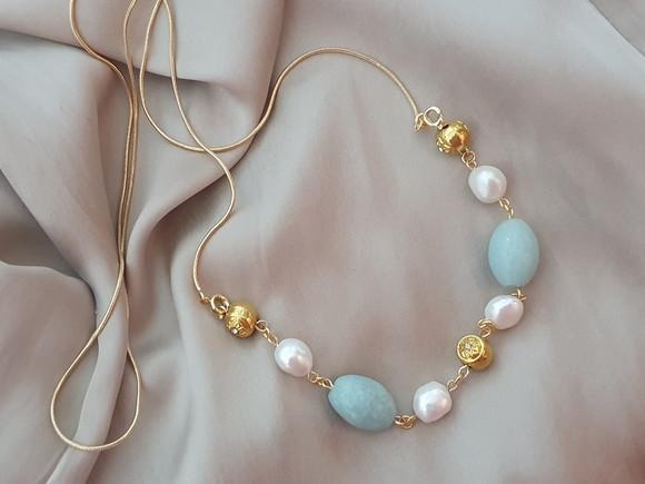 Colar Dourado com Pedras Naturais Amazonita e Pérolas Barroc