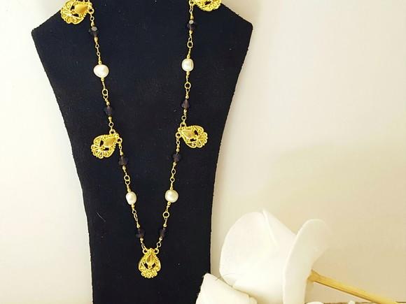 Colar Dourado com Pérolas Naturais e Cristais