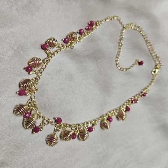Colar Dourado com Pedras Naturais Jade Rubi