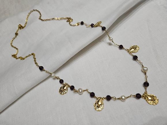 Colar Dourado com Pérolas Naturais e Cristais