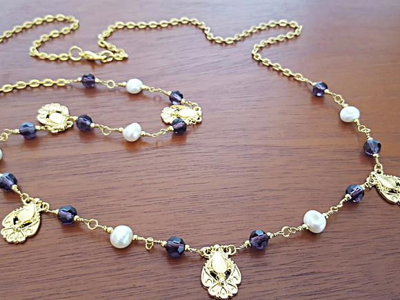 Colar Dourado com Pérolas Naturais e Cristais