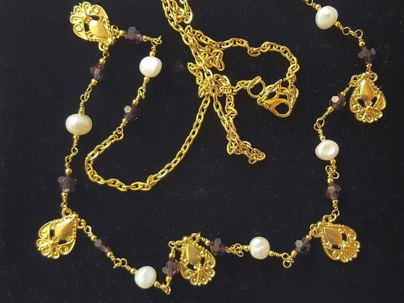 Colar Dourado com Pérolas Naturais e Cristais