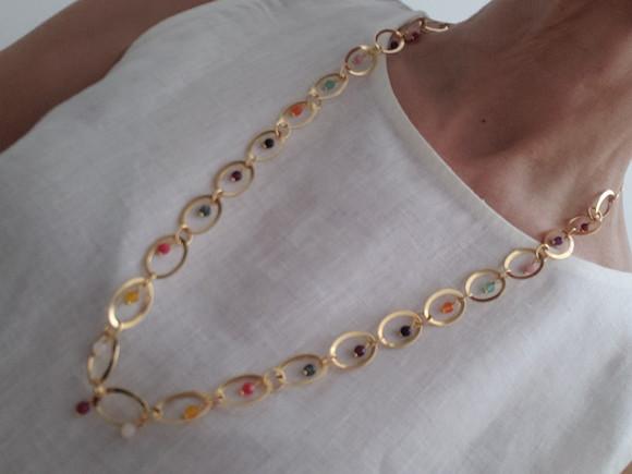 Colar Dourado de Argolas com Pedras Naturais